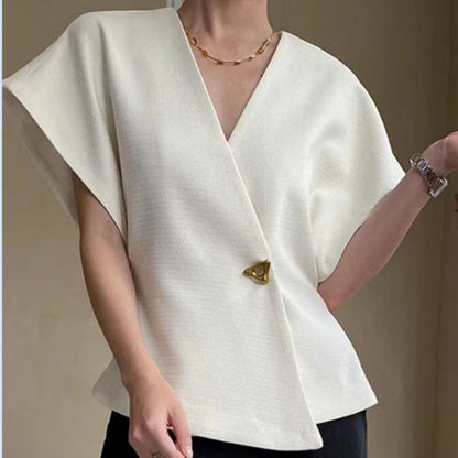 Valeria | Asymmetrische top met overslag en decoratieve knopen